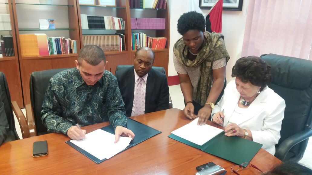 Viceministro Bolívar en Fundación Agostinho Neto de Angola 2