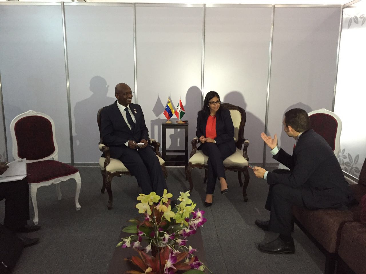 La Canciller Delcy Rodríguez sostuvo encuentro cordial con su homólogo de la República de Burundi, Alain Aimé Nyamitwe.