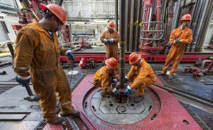 Desde finales de junio de 2014 los precios de los hidrocarburos han bajado más de 60 %, lo cual ha afectado el equilibrio del mercado y las relaciones entre los países productores y consumidores de energía