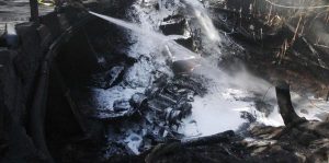 El camión se incendió por causas que aún no han sido aclaradas cuando había más de 100 personas a su alrededor y explotó matando en el acto a 43 de ellas