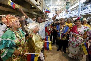 Delegación de los Carnavales de El Callao al llegar al país