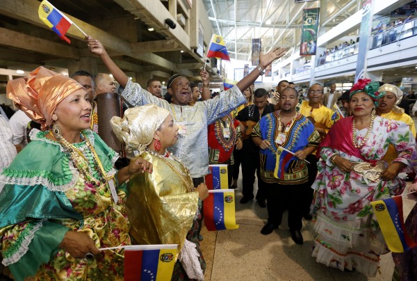 Delegación de los Carnavales de El Callao al llegar al país