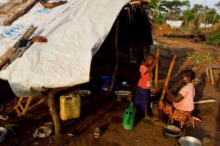 Familia desplazada por el Ejército de Resistencia del Señor en la República Democrática del Congo. Foto de archivo ACNUR M. Hofer