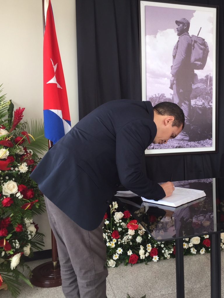 Viceministro Reinaldo Bolívar firmó libro de condolencias en honor a Fidel Castro