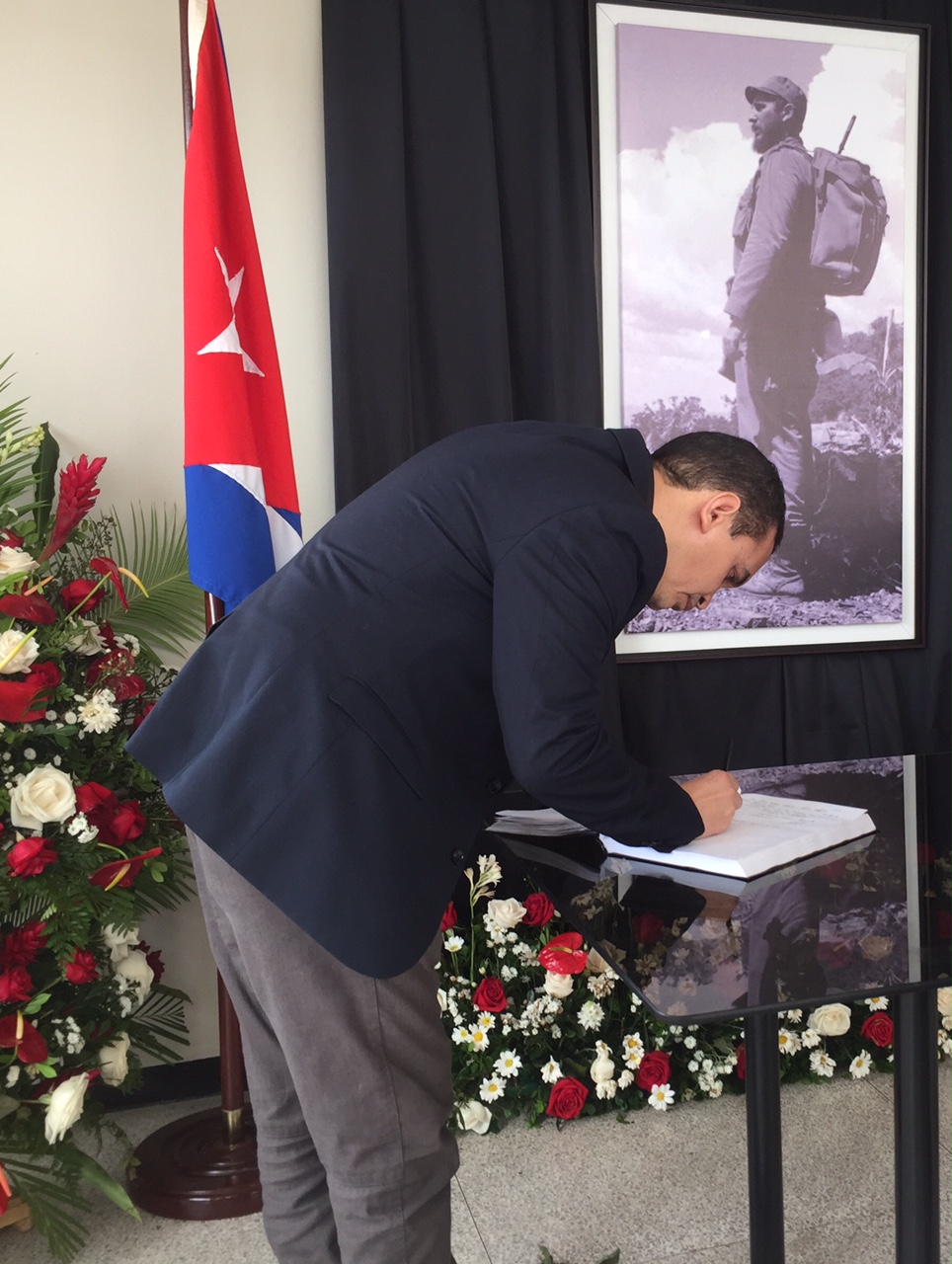 Viceministro Reinaldo Bolívar firmó libro de condolencias en honor a Fidel Castro