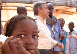 Antonio Guterrez con los refugiados en Etiopia