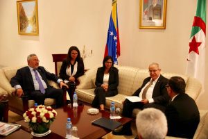 Productores de la OPEP y productores externos revisaron acuerdo suscrito el año pasado