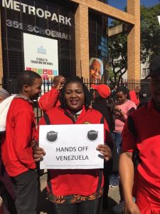 Manifestantes sudafricanos en apoyo a La Revolución Bolivariana