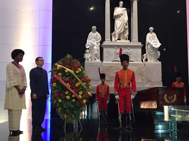 Viceministro para África, Reinaldo Bolívar junto a la Embajadora de la República de Sudáfrica acreditada en Venezuela, Taniga Shoppe