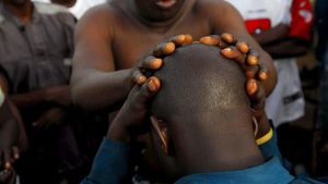 La policía de Mozambique ha advertido a los hombres calvos del país que podrían ser objetivos de asesinatos rituales para usar partes de sus cuerpos en actos de brujería.