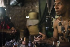 Un curandero de la región de Morogo, en Tanzania