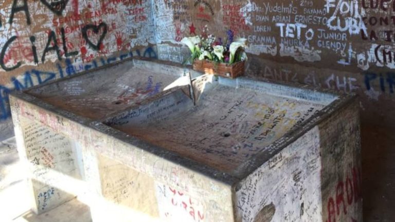 Sobre esta pileta o lavandería recostaron el cuerpo de Guevara. 50 años después, sigue allí