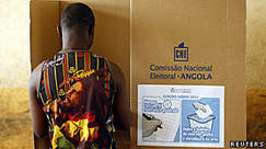 Una ciudadana vota en Luanda, Angola 2017