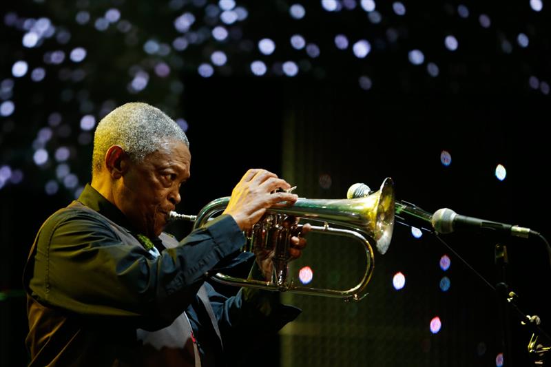El Músico de Jazz surafricano Hugh Masekela