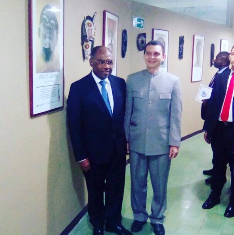 El Canciller de la RDC y Reinaldo Bolívar junto al cuadro de Lumumba