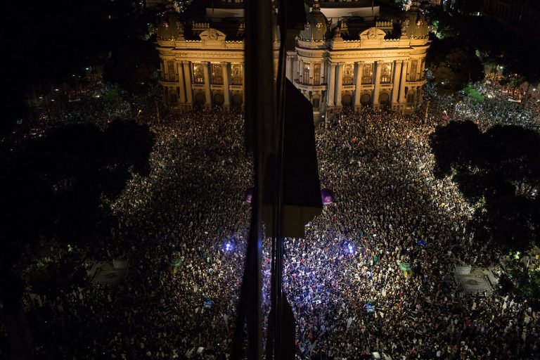 Multitud en la escleras del palacio legislativo