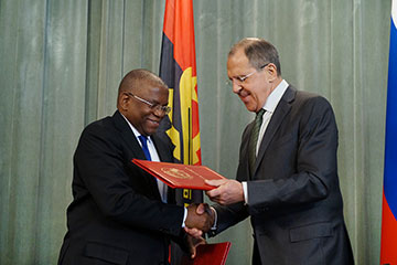 Sergey Lavrov en Angola