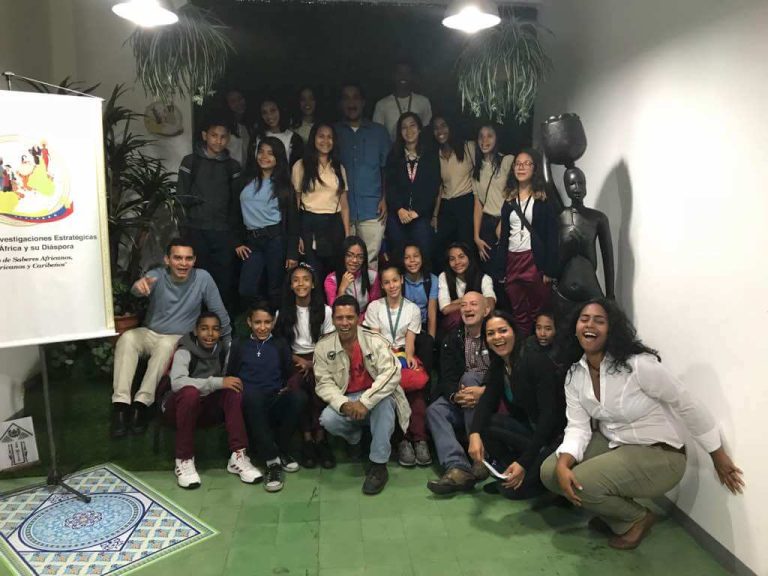 Estudiantes junto al equipo del Centro de Saberes Africanos