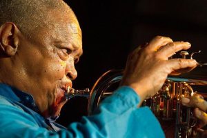 El trompetista sudafricano Hugh Masekela Foto de Mwangi Kirubi