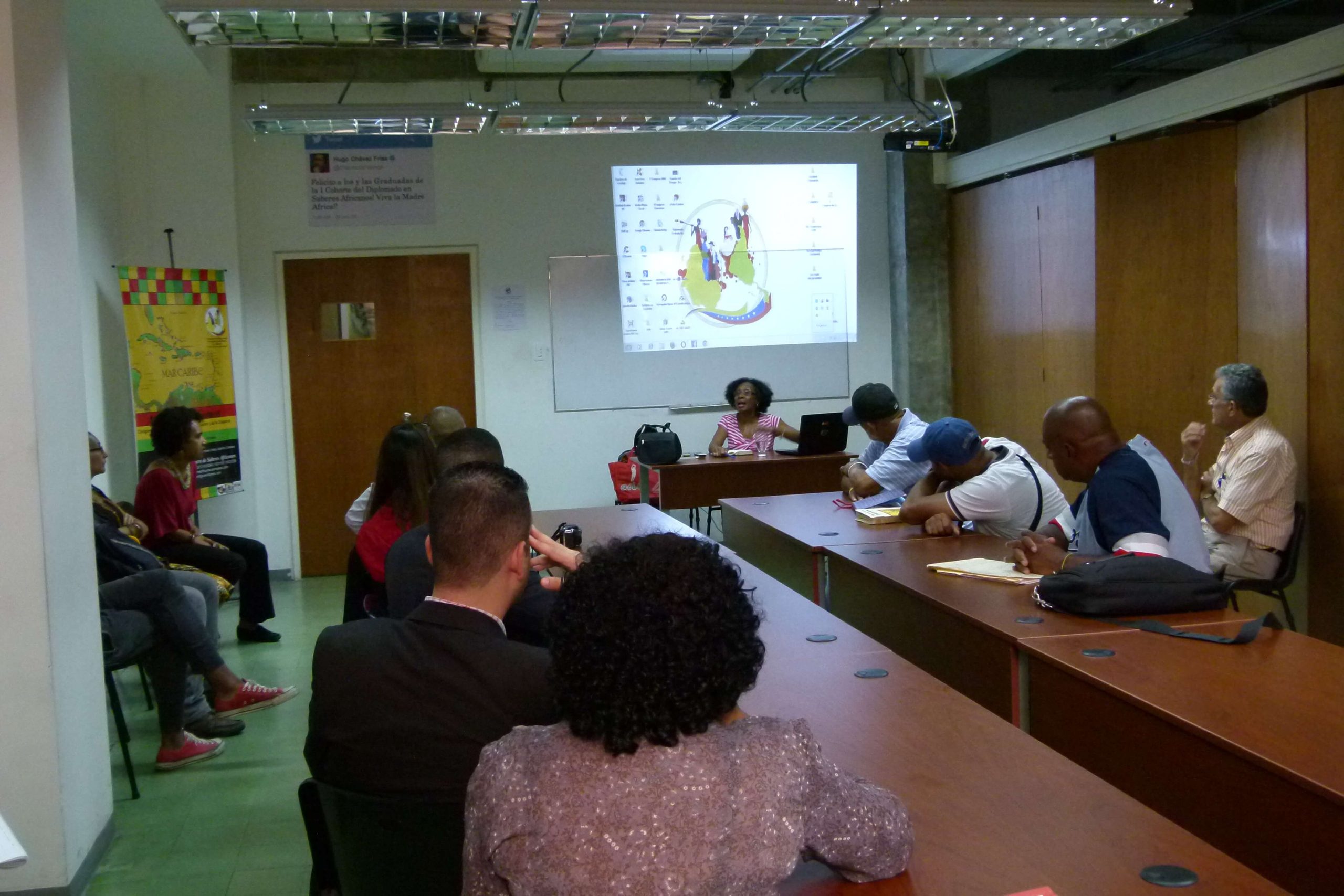 Asistentes a la Conferencia sobre la Sociedad Secreta Abakuá en el Centro de Saberes Africanos Americanos y Caribeños