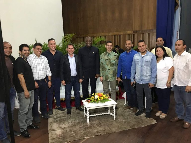 Autoridades del estado Carabobo junto al Prof Reinaldo Bolívar