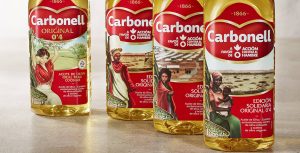 Botellas de aceite Carbonell ilustradas con mujeres de Malí Mauritania y Siria
