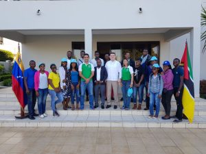 Estudiantes de la Universidad Pedagógica de Mozambique recibiendo calurosamente a becarios venezolanos