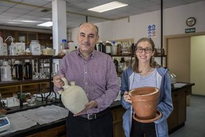 Investigadores, Gabriel Pinto y Carla Ortíz con un botijo y un 'Pot in Pot'