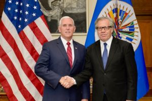 Mike Pence y Luis Almagro