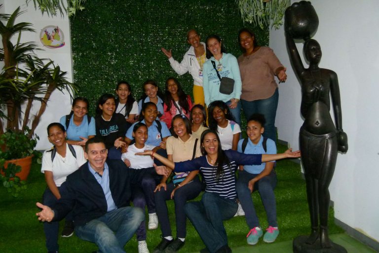 Visita de estudiantes junto al equipo del Centro de Saberes Africanos