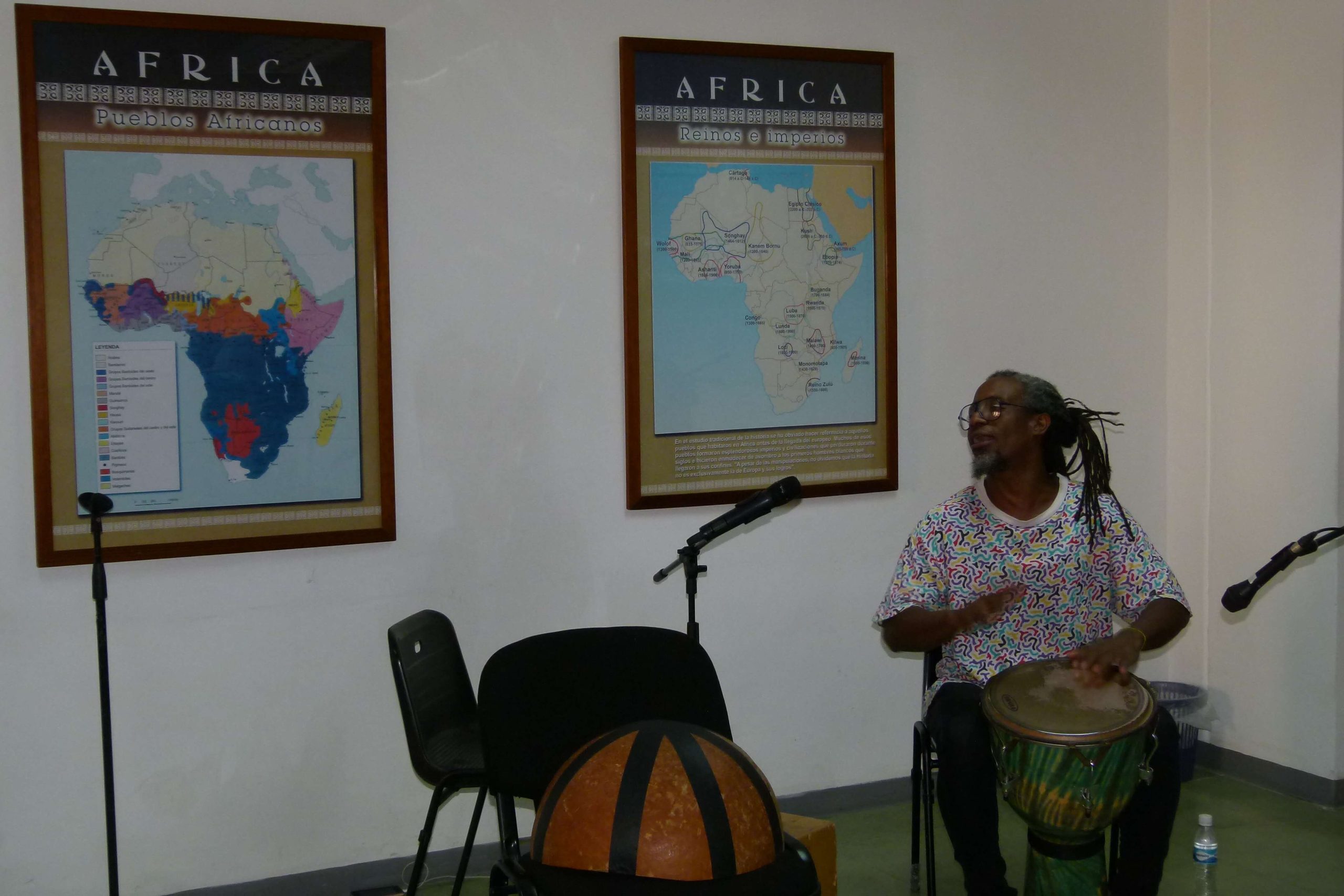 Percusionista Dionis Bahamonde tocando el Yembé