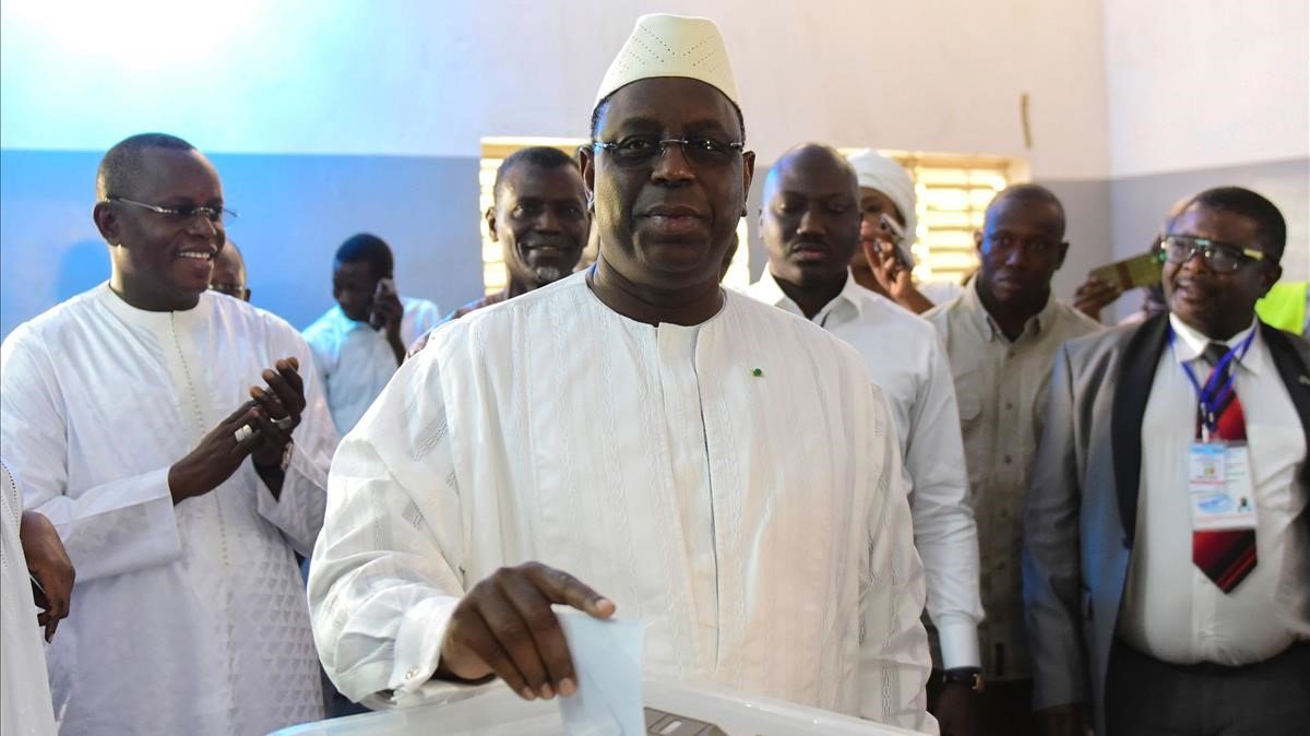 Macky Sall deposita su voto