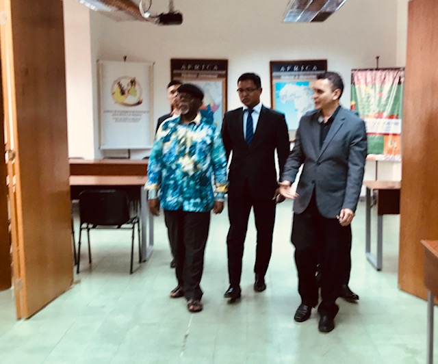 Mbella recorre el Centro de Saberes