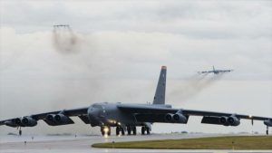 Un bonbardero B 52 de EE.UU. en la pista de aterrizaje de un aeropuerto