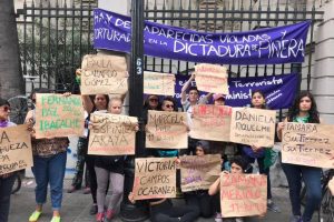 Familiares de las mujeres desaparecidas durante la represión de Piñera