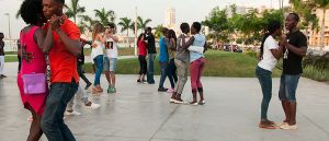 Angoleños bailando Kizomba en la Bahía de Luanda