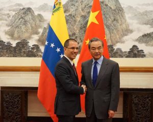 Canciller Arreaza con su homólogo chino Wang Yi