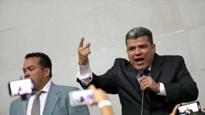 El legislador Luis Parra habla durante una ceremonia de juramentación en la Asamblea Nacional