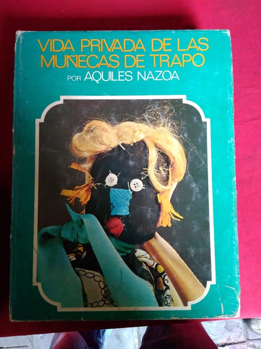 Portada de libro con una muñeca de trapo negra hecha por Aquiles