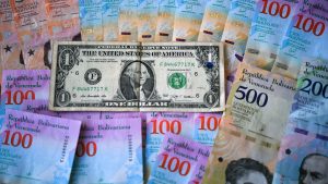 Bolívares venezolanos y un dólar estadounidensejpg