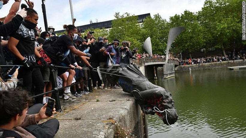 Caen las pesadas estatuas al abismo del no regreso