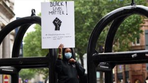 Una manifestante en protesta contra la muerte de George Floyd