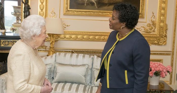Isabel II y Mia Mottley