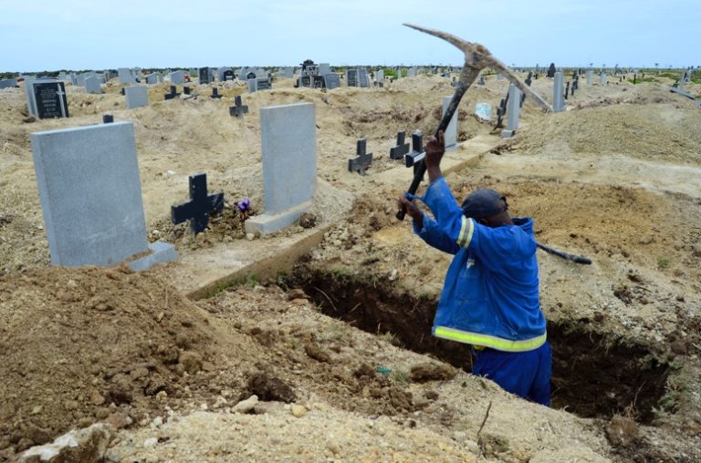 Un trabajador prepara tumbas en el Cementerio Motherwell en Port Elizabeth Sudáfricajpg