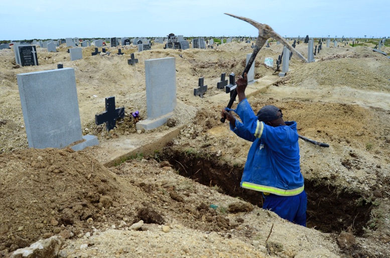 Un trabajador prepara tumbas en el Cementerio Motherwell en Port Elizabeth Sudáfricajpg