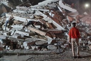 La labor de los socorristas es obstaculizada por la destrucción de calles que obliga a sortear numerosos obstáculos