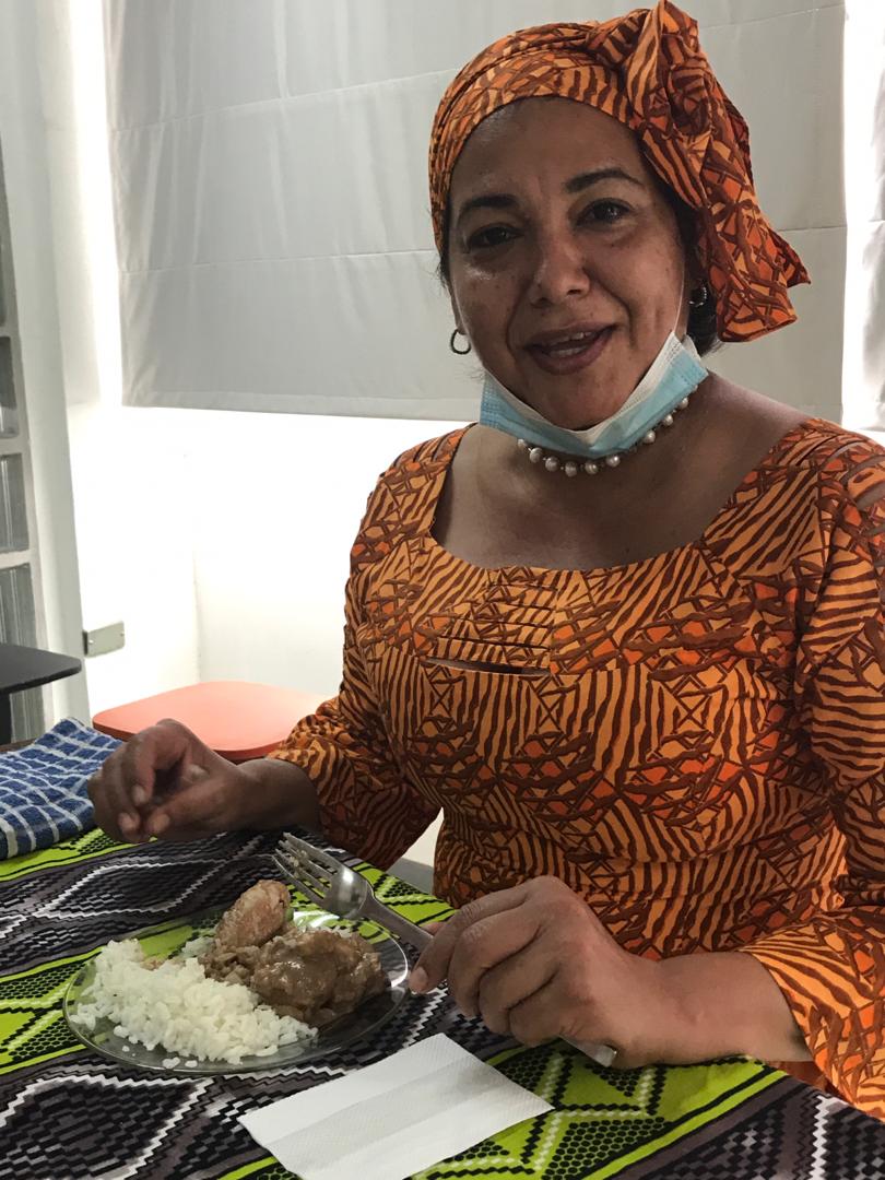 Profesora Yatsuri Arasme desgustando el exquisito plato en el Centro de Saberes