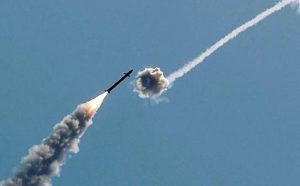 Misiles de la defensa israelí –la llamada Cúpula de Hierro– interceptando ayer los cohetes de Hamas sobre el cielo de Ascalón, al sur de Israe