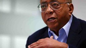 Mo Ibrahim lamentó la "competencia" mundial por las vacunas