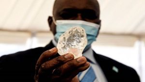 La piedra fue mostrada este miércoles por el presidente del país Mokgweetsi Masisi en Gaborone, capital de Botsuana